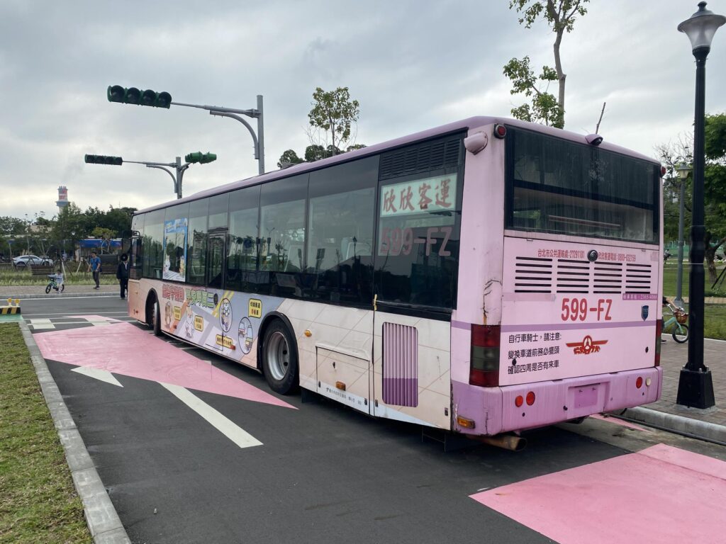 福星公園交通教學巴士旁邊